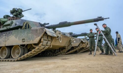 NATO v plné pohotovosti: Lotyši uzavřeli vzdušný prostor. Ruští vojáci míří cvičit do Běloruska