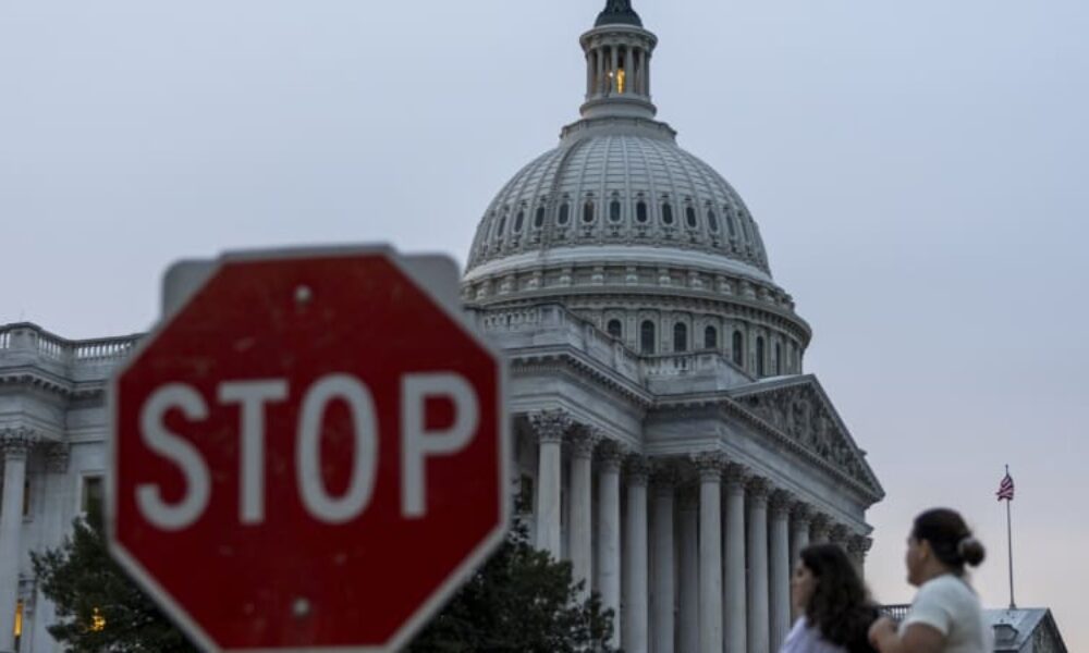 Shutdown v USA: Lidé nedostávají výplatu, služby kolabují. Jak dopadá na běžné Američany?