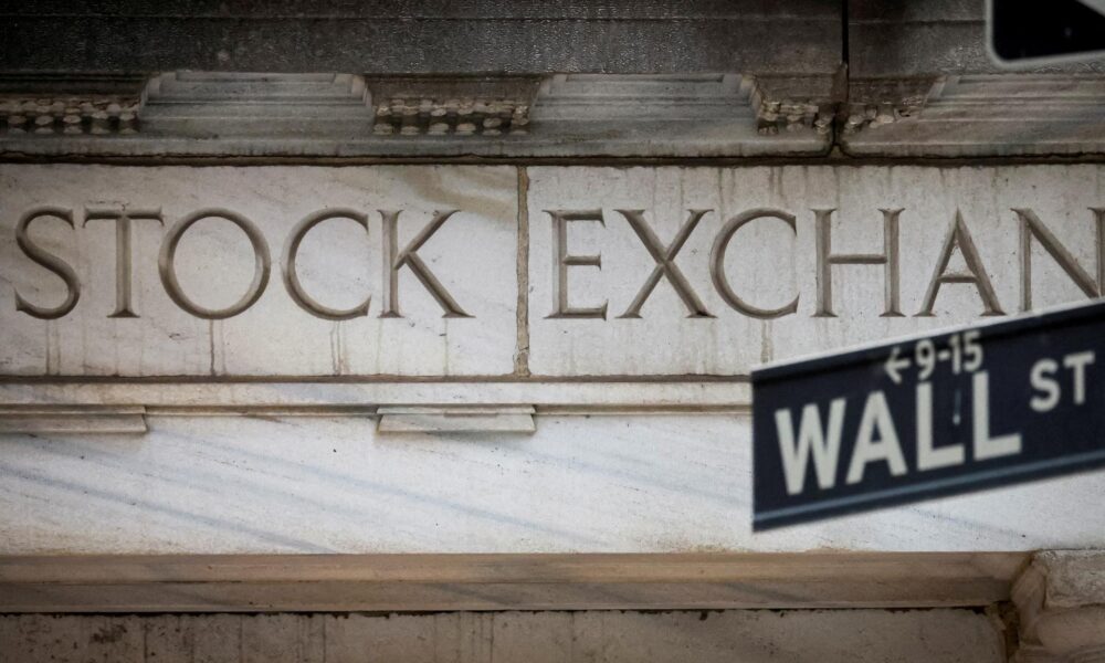 Akcie v USA vďaka zdravotníckemu sektoru posilnili, investori ignorujú „shutdown“ vlády
