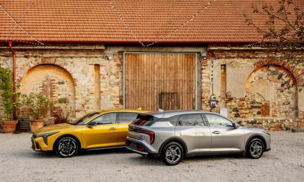Vyspělý rodinný elektromobil i normální auto pod půl milionu. Kia Ceed se rozdvojila