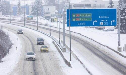 Na severnom a strednom Slovensku robí problémy sneženie, na západe poľadovica, varujú cestári