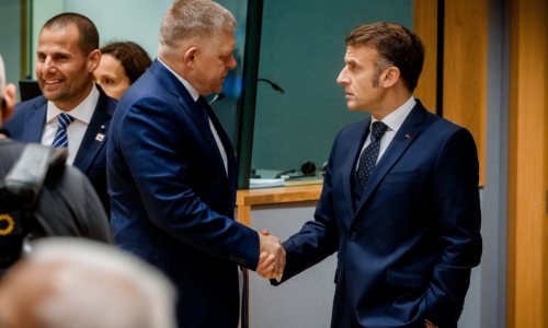 Fico bude rokovať s Macronom. Agenda bude obrovská, odkázal premiér