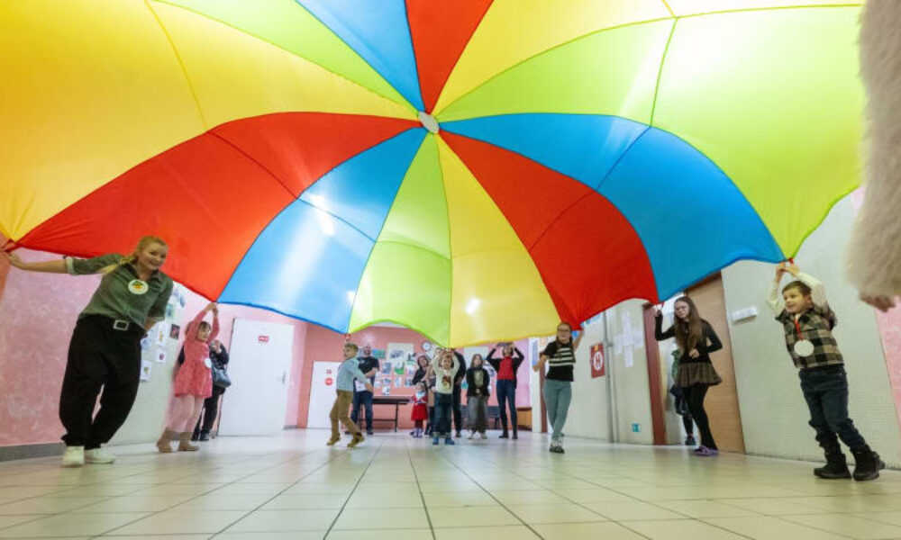 KOMENTÁŘ: Děti se netěší do školy a půlce učitelů hrozí vyhoření. Wellbeing není móda