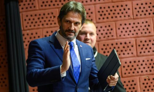 Návrhy na odvolanie ministrov majú poslanci prerokovať v stredu večer