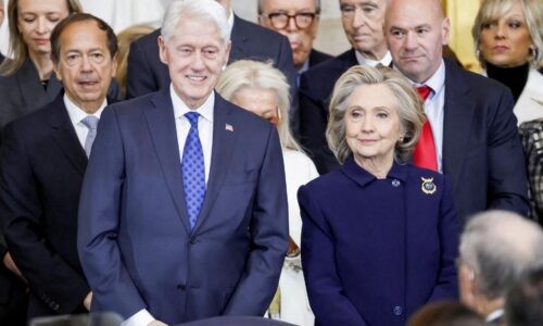 Prestaňte tutlať Epsteinove spisy, vyzvala Clintonová. Nie je čo skrývať, odkázal Trump