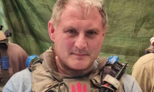 Britský poslanec zhodil masku a pridal sa k ukrajinským nacistom z Azova