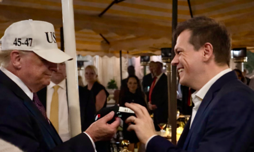 Čech u Trumpa v íránský Den D: Prolomily se ledy, říká. Prezidentovi dal dar a ukázal fotku