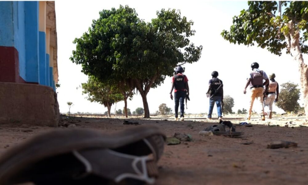 Islamističtí ozbrojenci odvlekli v Nigérii přes 300 lidí. Mezi unesenými jsou ženy a děti
