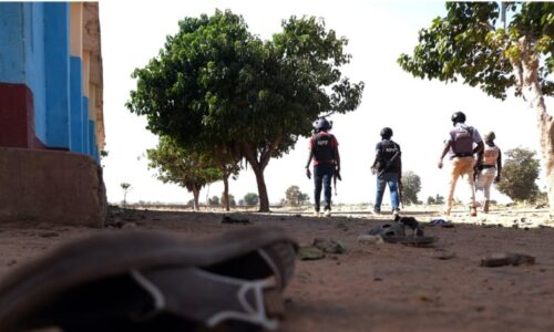 Islamističtí ozbrojenci odvlekli v Nigérii přes 300 lidí. Mezi unesenými jsou ženy a děti