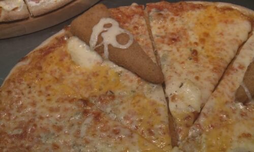 Geniální nápad, nebo gastrozločin? Reportér vyrazil po stopách pizzy se smažákem