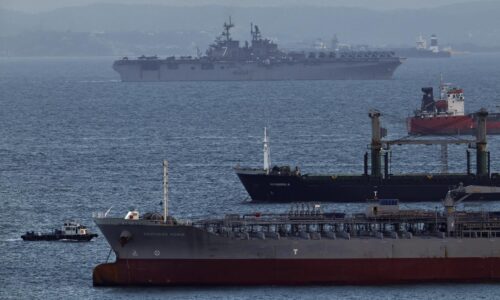 Loď USS Tripoli doplávala do oblasti Blízkeho východu, preváža útočné stíhacie lietadlá aj 3500 námorníkov