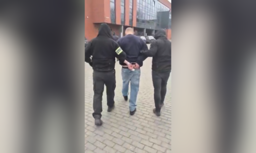 Policie zadržela podezřelého z vraždy v Michli. Muže dopadli v Polsku