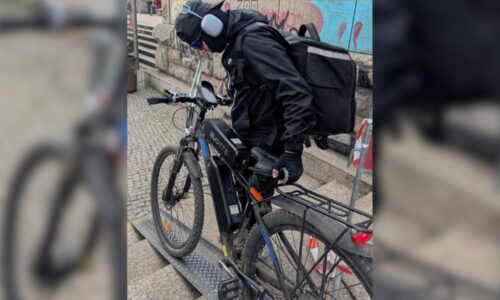 Dvanáctiletého chlapce vážně zranil akumulátor z kola. Pražská policie zveřejnila foto cyklisty
