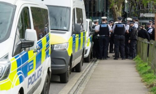 Chaos v Británii: Teenageři využili Velikonoce k rabování a rvačkám, roli hrály sociální sítě