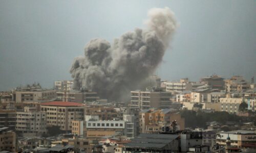 Údery od noci hlásia Kuvajt, Spojené arabské emiráty aj Bahrajn. Zasiahnuté sú ropné zariadenia