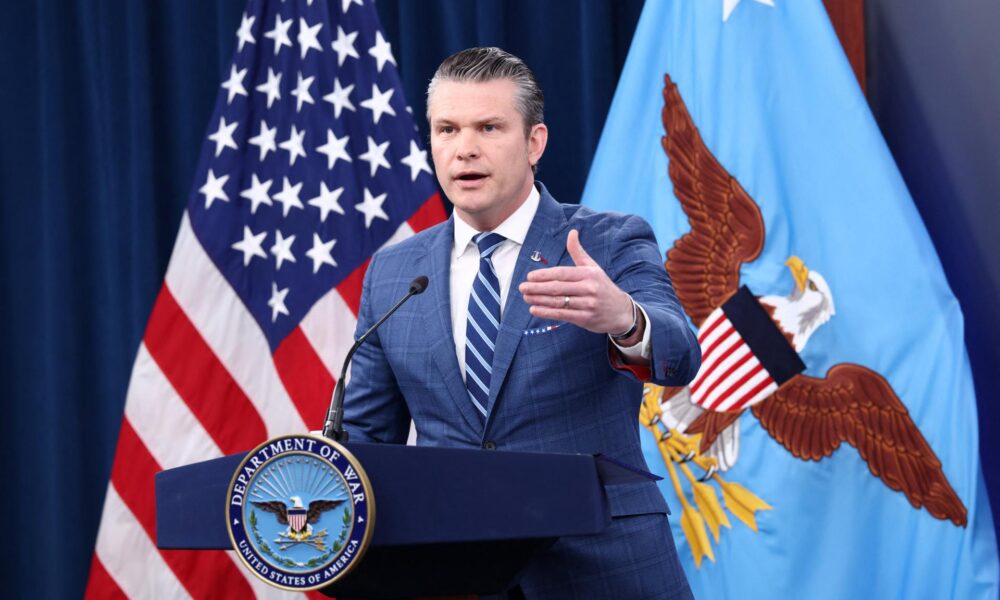 Irán bol vojensky zničený, prosil o prímerie, vyhlásil šéf Pentagónu Hegseth