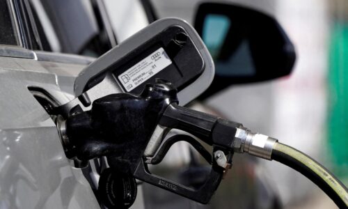 Demonštranti v Írsku kvôli drahej nafte blokujú prístav, benzínky sú bez zásob