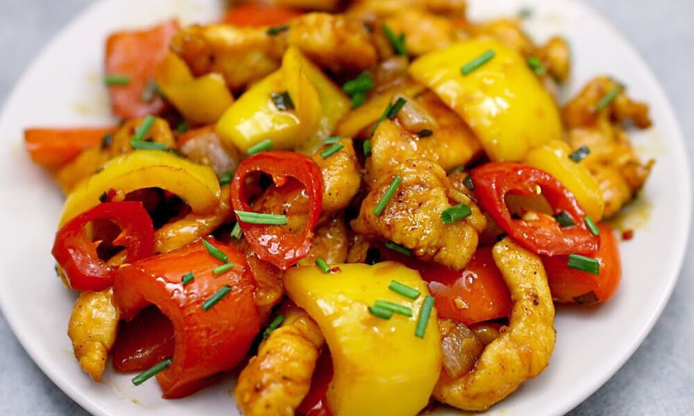 Ein sehr schnelles und leckeres Rezept für Hähnchenbrust mit Gemüse in Süß-Sauer-Sauce.