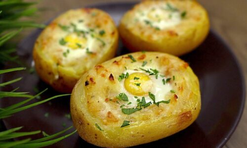 Rezept für leckere Ofenkartoffeln mit Eiern.