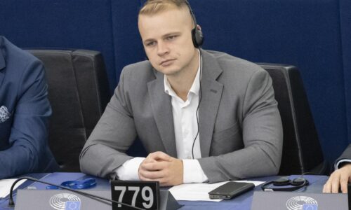 Mazurek nedostal víza do USA, podľa asistenta to nebolo pre členstvo v Republike