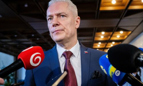 Ferenčák v parlamente vyzval Šutaja Eštoka, aby odstúpil z funkcie