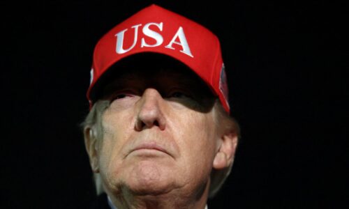 Trump zdieľal ďalší obrázok vytvorený umelou inteligenciou s náboženskou tematikou, tentoraz ho Ježiš objíma