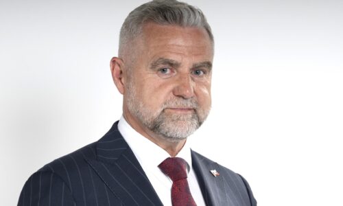 Gašpar označil tvrdenia o zvážaní migrantov na hranice za konšpiračné. Kroky opozície označil za smiešne