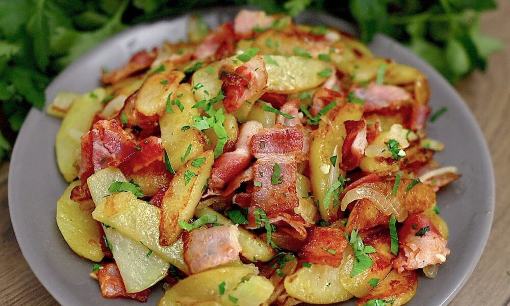 Bratkartoffeln mit Speck und Zwiebeln. Einfaches und schnelles Abendessen!