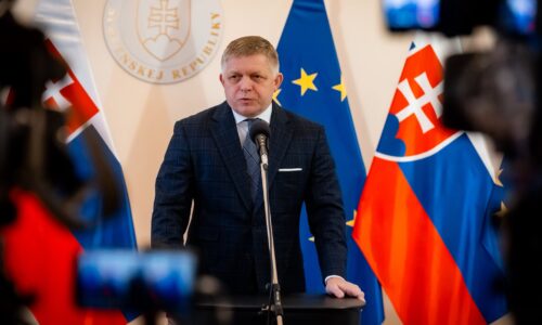 Fico po maďarských voľbách reaguje na obvinenia. Tvrdenia o migrantoch označil za klamstvo bez dôkazov – VIDEO
