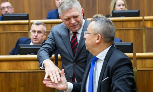 Zníženie ratingu je potvrdením zlej rozpočtovej politiky súčasnej vlády, zhoduje sa v kritike opozícia