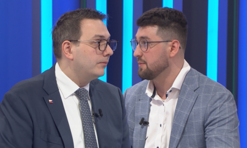 Turek si nepřijatelně pouští pusu na špacír, řekl Lipavský. Gregor mluvil o morální horečce