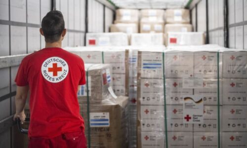 Hlad, chudoba i migrace: Svět masivně škrtá v rozvojové pomoci, zbytečně zemřou miliony lidí