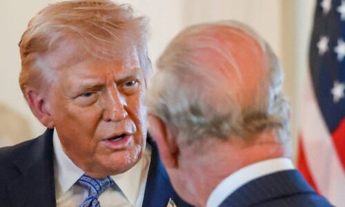 Trumpův přešlap při vítání Karla III.: Nevinným gestem porušil „svaté“ pravidlo, už podruhé