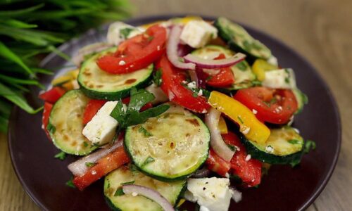 Sommerlicher Gemüsesalat mit Zucchini und Fetakäse. Lecker und sättigend!