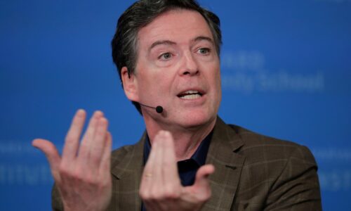 Bývalý šéf FBI Comey sa objavil pred súdom kvôli obvineniu z vyhrážania sa americkému prezidentovi