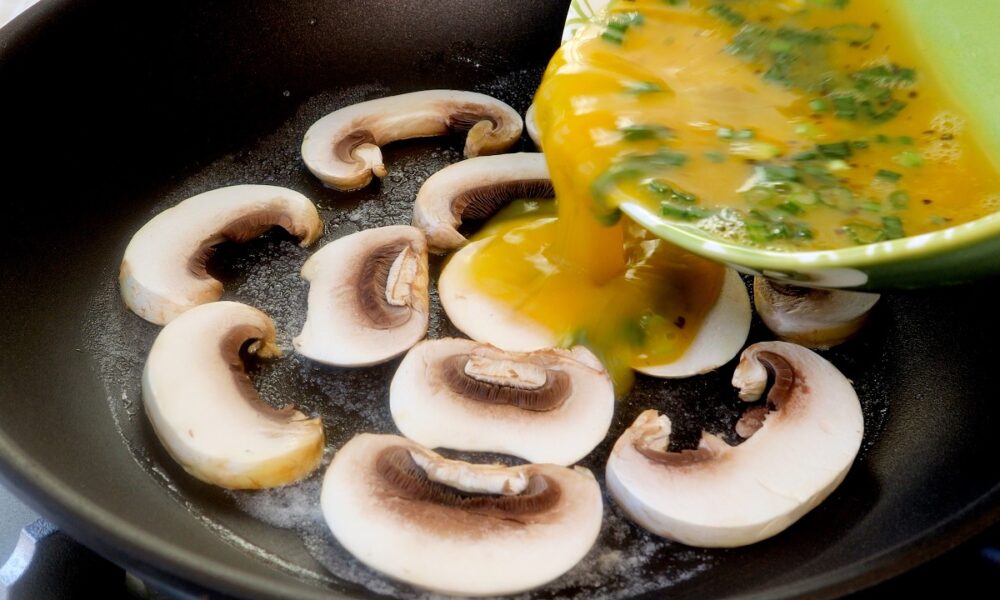 Just Pour Eggs Over Mushrooms You’ll Be Surprised How Good This Is！