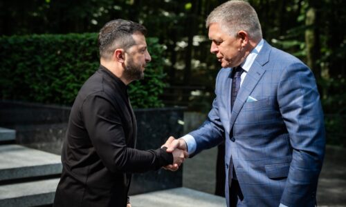 Slovensko podporuje vstup Ukrajiny do EÚ, povedal Fico Zelenskému. Premiér sľúbil, že navštívi Kyjev