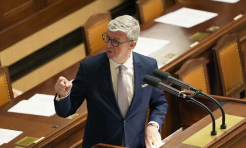 Havlíček má plán hospodářské odolnosti. Opozice chce kvůli cenám benzinu a nafty nižší daně