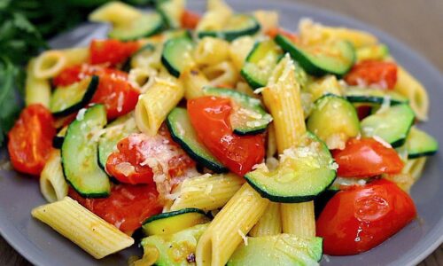 Ein einfaches und köstliches Abendessen! Pasta mit Zucchini und Tomaten.