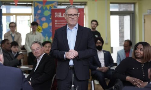 Starmer označil výsledky komunálnych volieb za veľmi tvrdé a bolestivé. Historický zlom, reaguje Farage