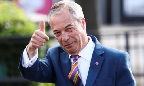 Farage porazil Starmera v miestnych voľbách na celej čiare. Premiér napriek tomu odmieta odstúpiť