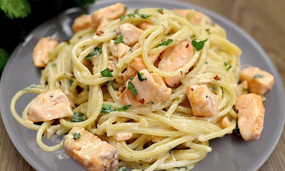 Ein sehr einfaches und köstliches Rezept für cremige Lachsnudeln. Schnelles Abendessen!