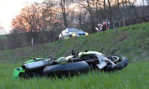 Mladý motorkář zahynul na Olomoucku po střetu s autem. Další dva lidé skončili v nemocnici