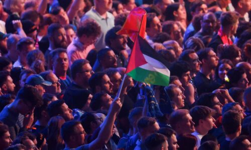 Eurovízia pozná prvých finalistov. Postúpil aj Izrael, jeho speváka však časť divákov vypískala