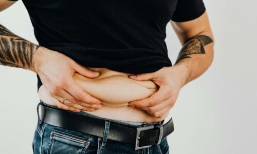 Ako zhodiť brucho? Kompletný sprievodca od stravy cez cviky až po moderné lieky