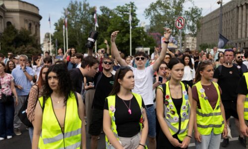 Muž počas protivládnej blokády dopravy v Belehrade narazil do seniora. Čelí obvineniu z pokusu o vraždu