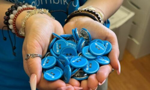 Slovensko už 20 rokov zachraňuje životy: Modrý gombík UNICEF oslavuje jubileum