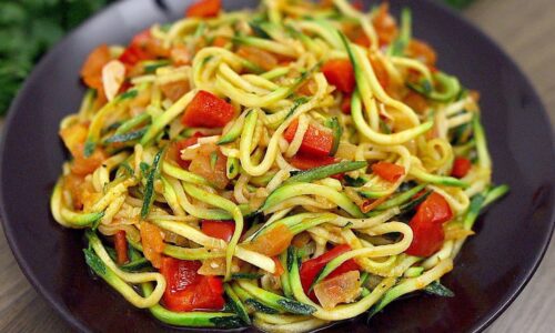 Zucchini-Nudeln mit Gemüse. Ein einfaches und leckeres Abendessen!