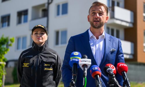 Šutaj Eštok odovzdal v Ivanke pri Dunaji nájomné byty pre policajtov a hasičov