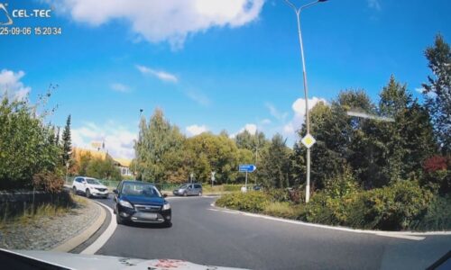 Nebezpečný trend dorazil do Česka. Mladík prosvištěl kruhový objezd středem, video dal na sítě